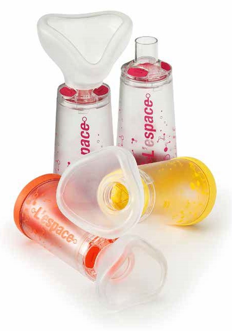 CAMERA DISTANZIATRICE PER EROGATORI SPRAY PREDOSATI L'ESPACE 220 ML PER ADULTI CON BOCCAGLIO VALVOLA INSPIRAZIONE 2 VALVOLE ESPIRAZIONE CODICE COLORE MAGENTA - Farmacia Del Monaco